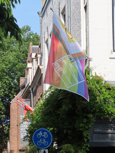 915066 Afbeelding van de lhbquia+-vlag uitgehangen bij Café Kalf (Oudegracht 47) te Utrecht, met links het ...